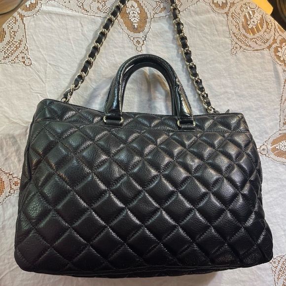Kate Spade big shiny black leather bag. Beautiful design, lots of space, gold. - Picture 3 of 14